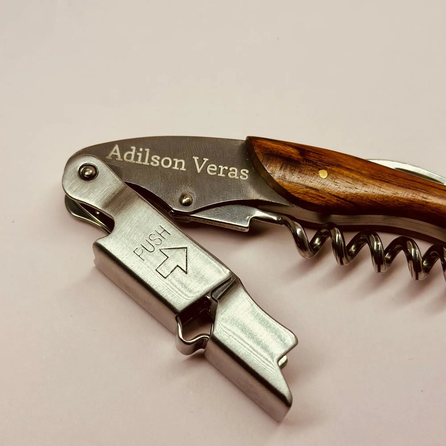 Abridor de vinho inox com cabo madeira personalizado | Amouh