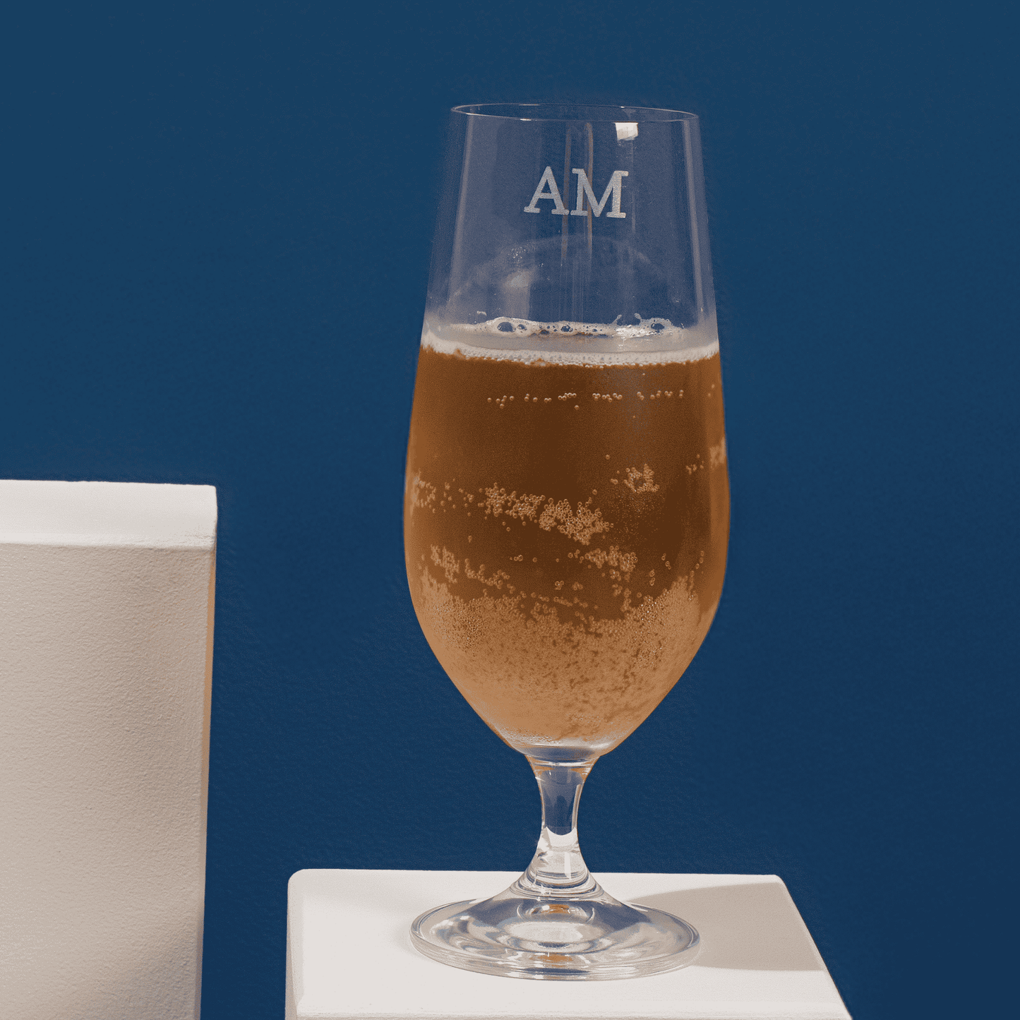 copo de cristal com cerveja personalizado com iniciais