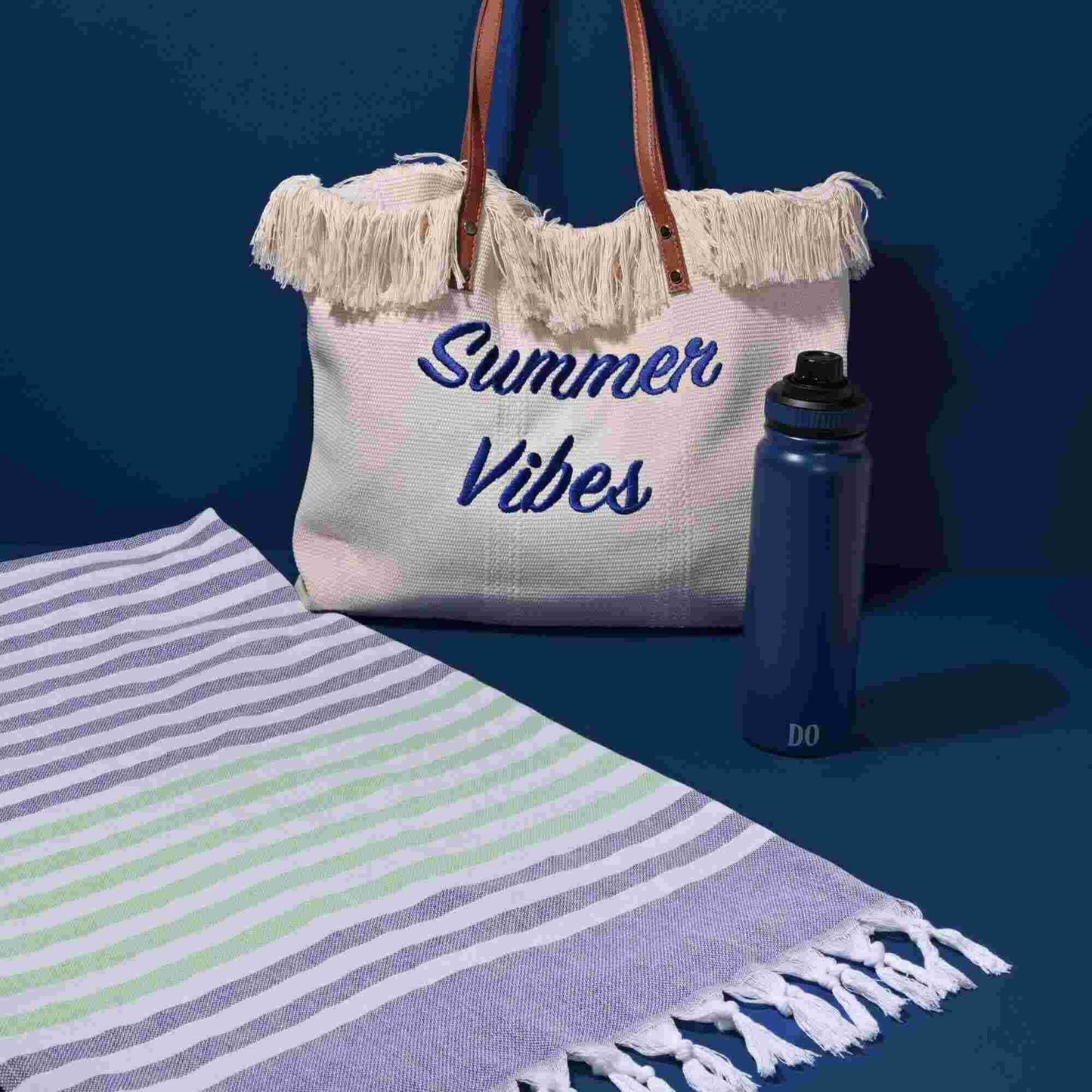 Kit Summer Vibes com bolsa de praia, toalha e garrafa na caixa G