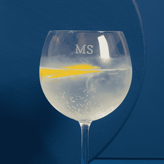 taca gin de cristal com bebida dentro e limao personalizada com iniciais
