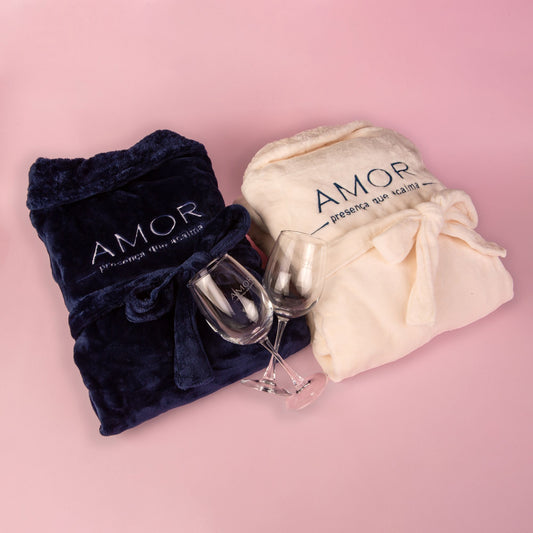 Kit 2 Roupões + 2 Taças Personalizadas Dia dos Namorados | AMOUH