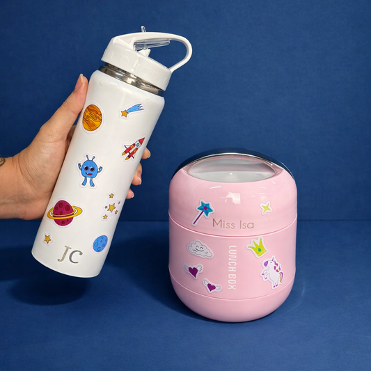 Kit Volta às Aulas: Adesivo Temático + Garrafa Térmica Sport na Sacola