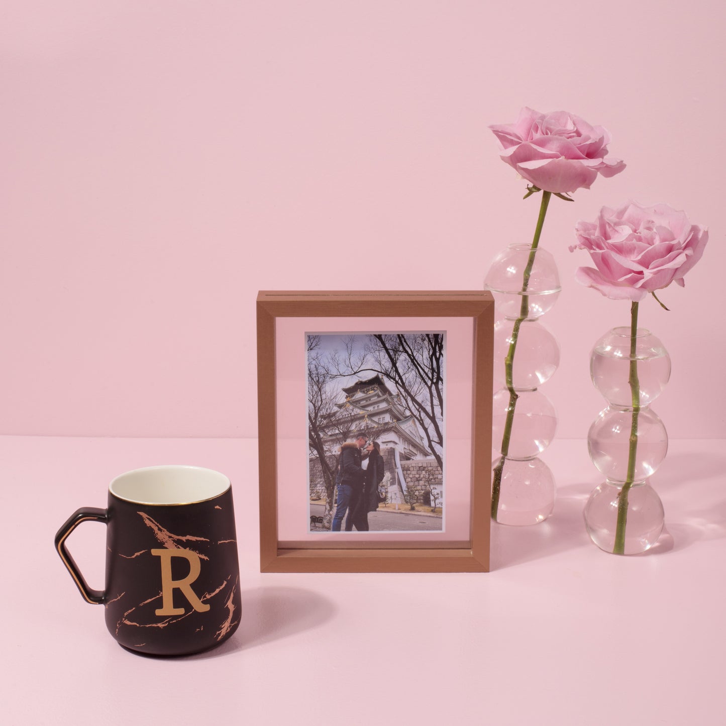 Kit  Namorados porta retrato Gold + Caneca Marmor na sacola Amouh