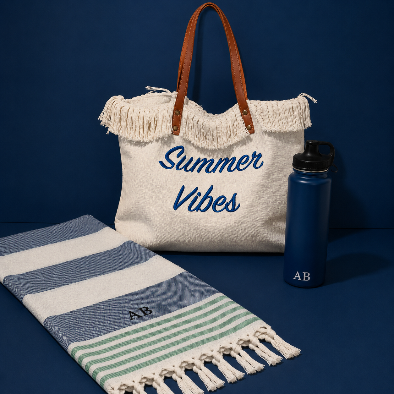Kit Summer Vibes com bolsa de praia, toalha e garrafa na Sacola AMOUH