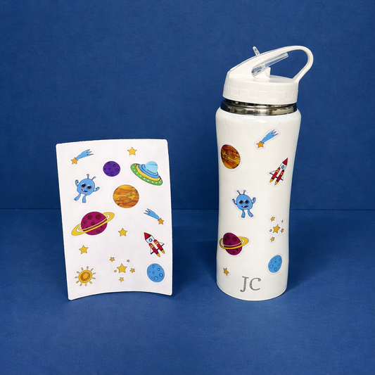 Kit Volta às Aulas: Adesivo Temático + Garrafa Térmica Sport na Sacola