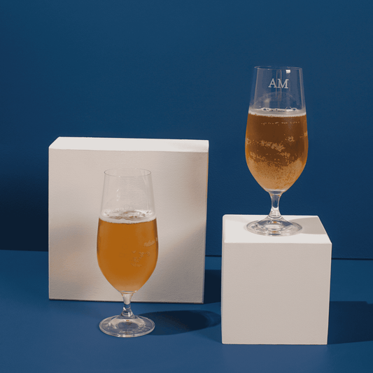 taça de cristal com cerveja e personalização a laser