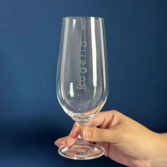 copo de cristal com cerveja personalizado com iniciais