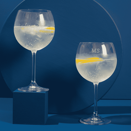 taca gin de cristal com bebida dentro e limao personalizada com iniciais