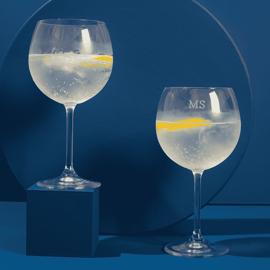 taca gin de cristal com bebida dentro e limao personalizada com iniciais